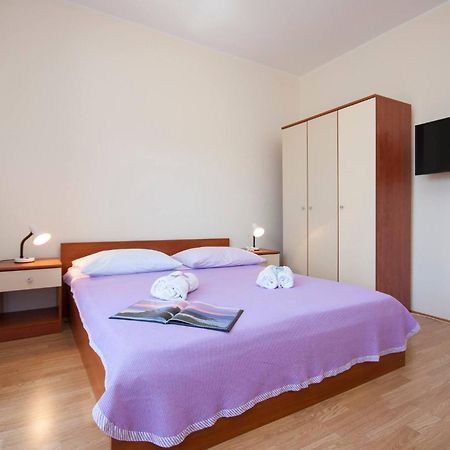 Family Apartments & Rooms Mikelin Primosten Exterior photo