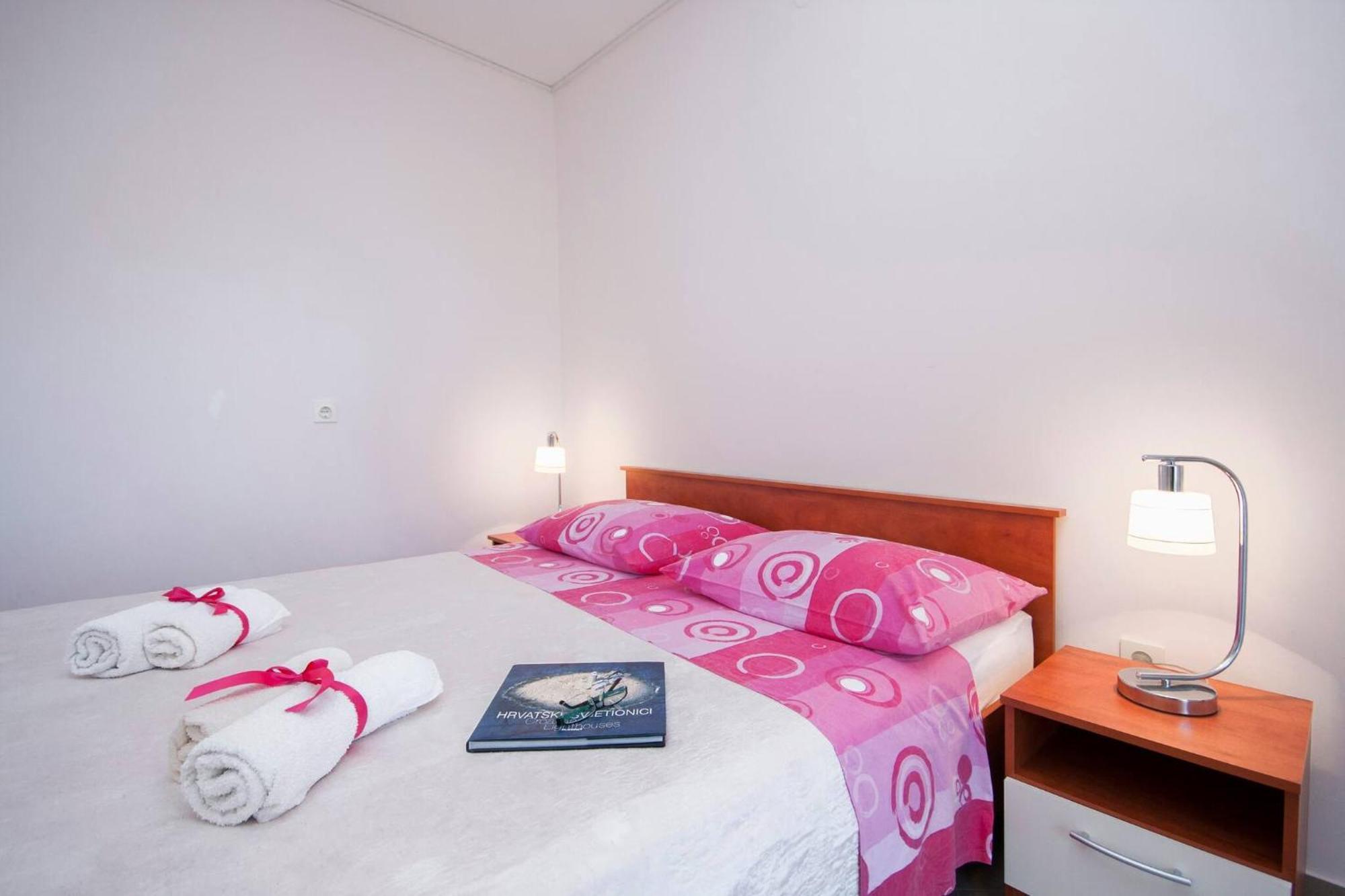 Family Apartments & Rooms Mikelin Primosten Exterior photo