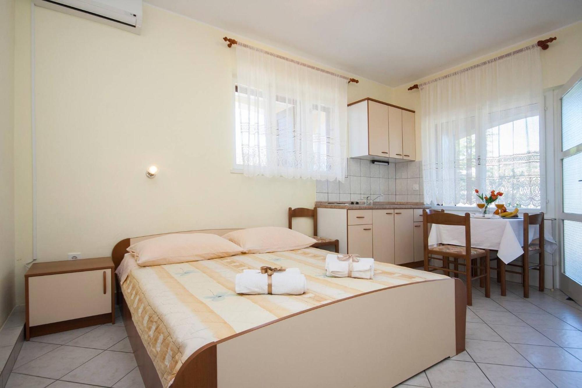 Family Apartments & Rooms Mikelin Primosten Exterior photo