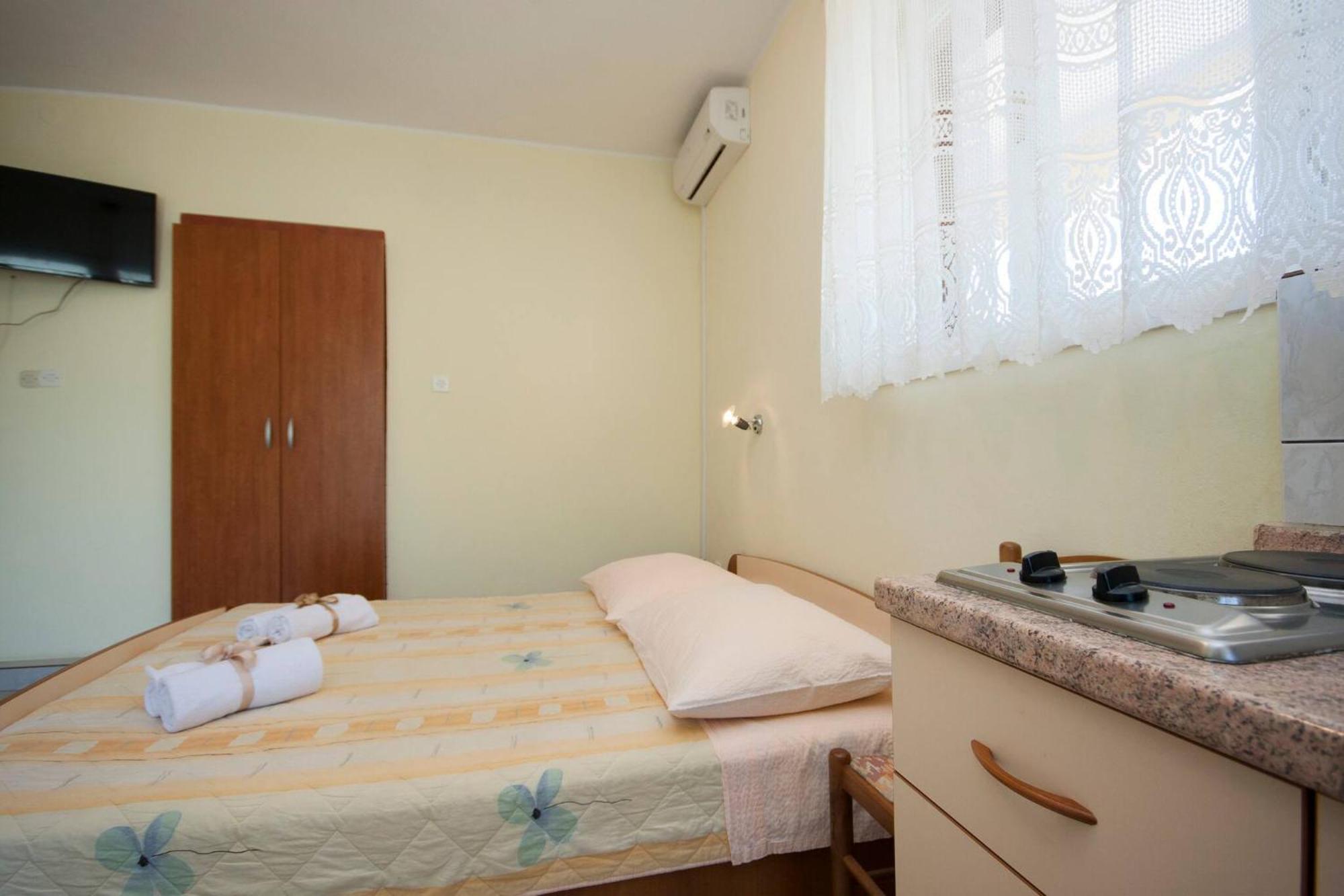 Family Apartments & Rooms Mikelin Primosten Exterior photo